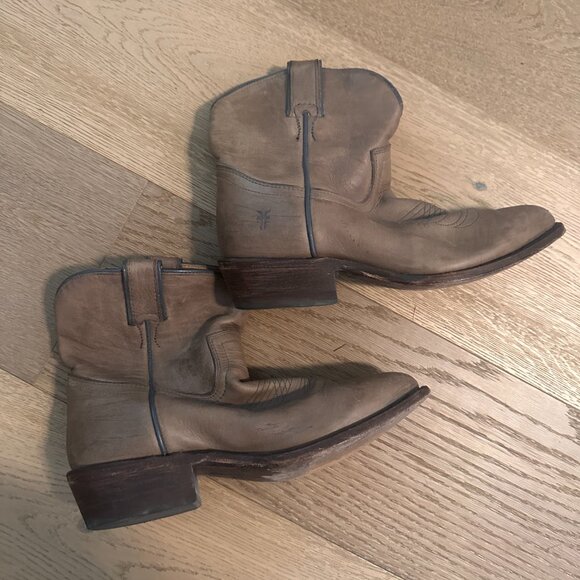 Frye short leather western booties in taupe/grey - Picture 4 of 11